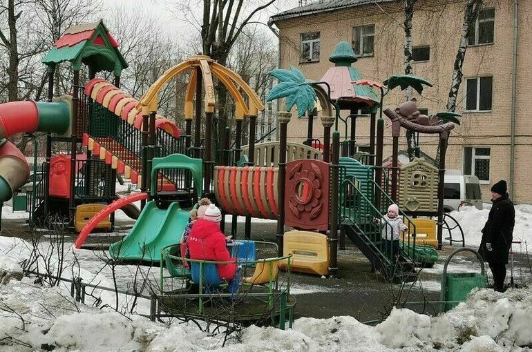 В России выявили более 2,5 тысячи бесхозных детских площадок