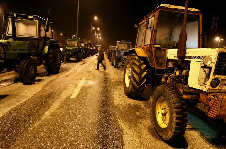 В Греции фермеры перекрыли национальную автотрассу