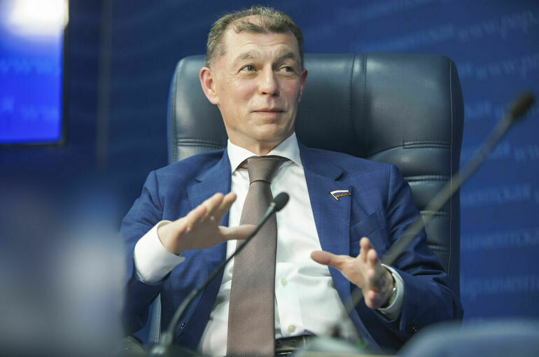 Топилин призвал усилить контроль за оборотом этанола в России