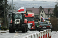 Бастующие польские фермеры снова высыпали зерно на границе с Украиной