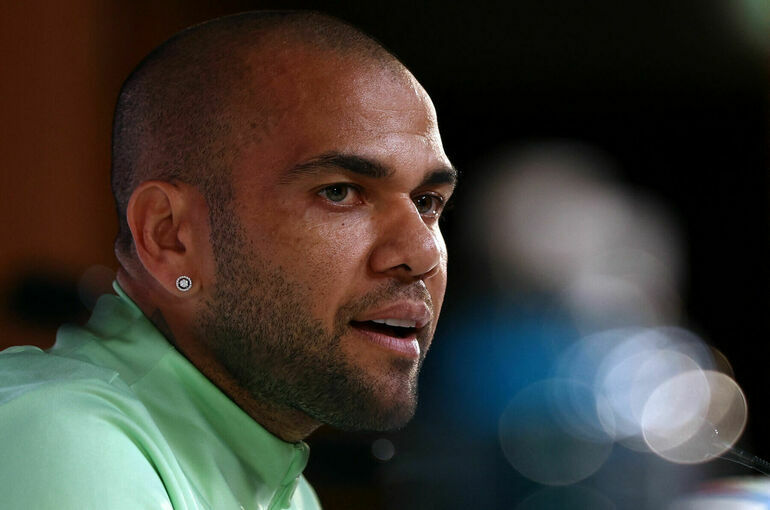 Экс-футболиста сборной Бразилии Алвеса осудили на 4,5 года за изнасилование