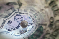 Курс доллара на Московской бирже превысил 93 рубля