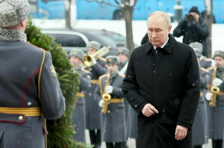 Путин возложил венок к Могиле Неизвестного Солдата