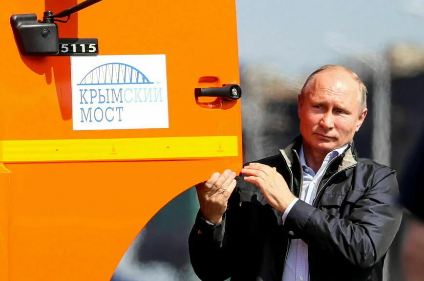 Керчь. Президент РФ Владимир Путин (в центре) у головной автомашины 
