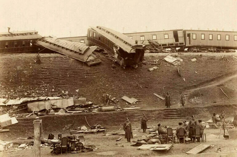 Крушение российского императорского поезда 17 октября 1888 года. Разрушенная столовая и великокняжеский вагон.