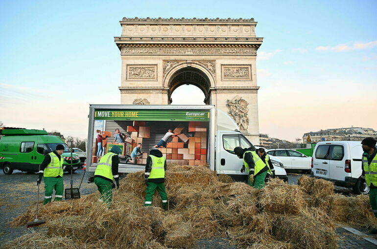 В Париже задержали более 60 участников акции протеста у Триумфальной арки