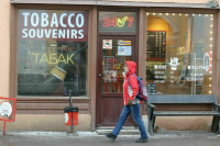 В РФ предложили запретить продажу сигарет беременным и взрослым с детьми