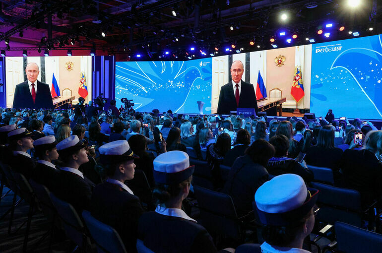 Президент обратился к участникам Всероссийского женского форума
