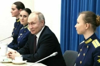 Путин: Женщинам доступны все профессии, но в морской авиации их надо «поберечь»