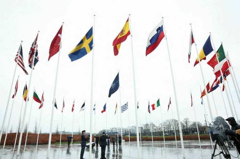 Флаг Швеции торжественно подняли в штаб-квартире НАТО