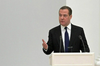 Медведев предложил популяризировать артистов, которые едут на СВО