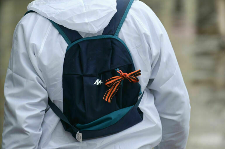 В Эстонии оштрафовали россиянина за георгиевскую ленту на рюкзаке