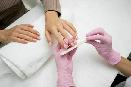 Потеря ногтей, заражение гепатитом и ВИЧ: скрытые опасности маникюрных салонов
