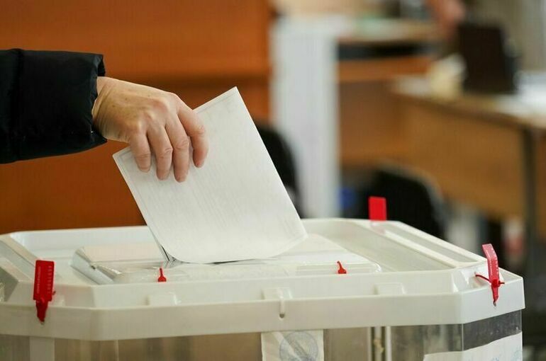 Молодожены в 17 регионах пришли из ЗАГСов на избирательные участки