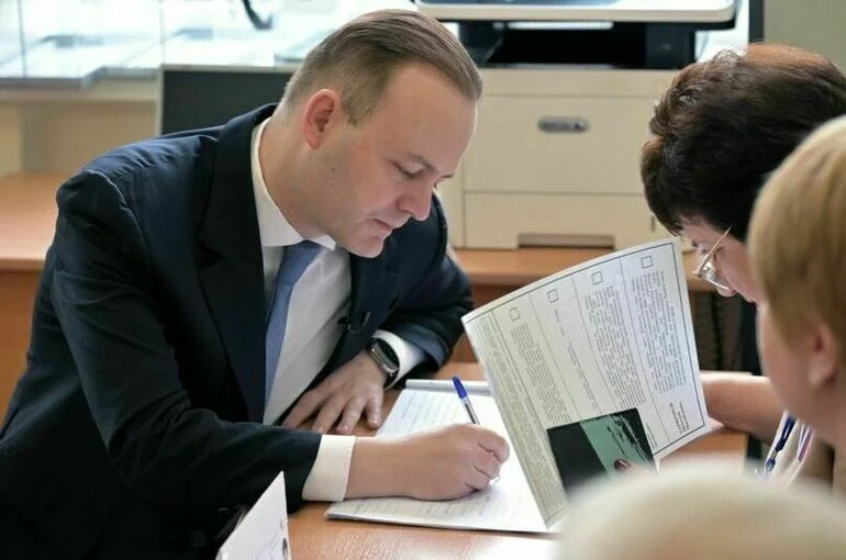 Владислав Даванков голосует на президентских выборах на избирательном участке в Смоленске.