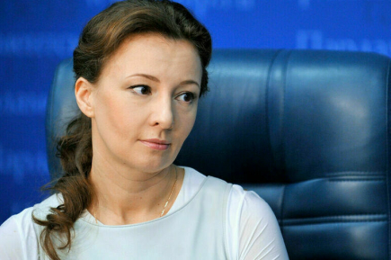 Анна Кузнецова предложила закрепить статус студенческой семьи