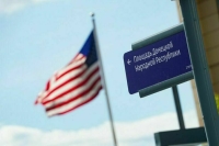 Посольство США в Москве приспустило флаг в знак солидарности с Россией