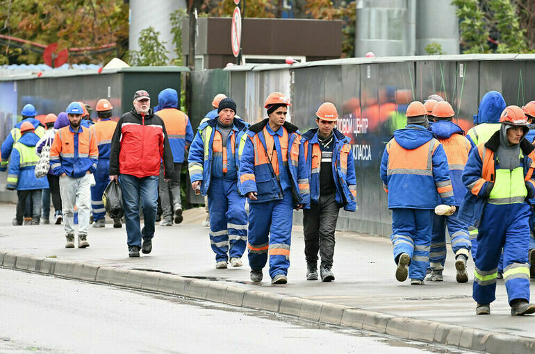 Минтруд предложил заключать трудовые договоры с мигрантами максимум на два года