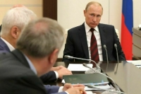 Путин: На оборону и соцсферу в ближайшие годы выделят девять триллионов рублей