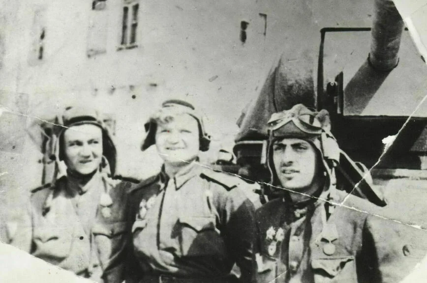 Экипаж танка № 201 В. Мельников, А. Ковбаса, П. Заргарян. 14 апреля 1944 года.