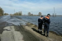 В Новотроицке Оренбургской области вода перелилась через дамбу