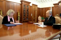 Памфилова вручила Путину удостоверение Президента РФ на новый срок полномочий