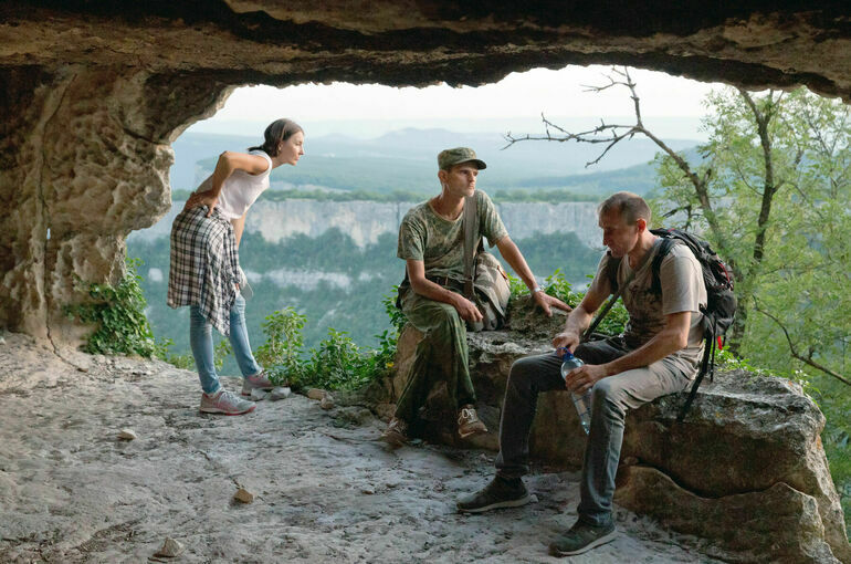 Инструкторы безопасно спустят россиян в пещеры и поднимут в горы