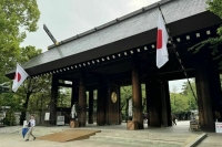 В МИД КНР выразили протест в связи с посещением японскими лидерами храма Ясукуни