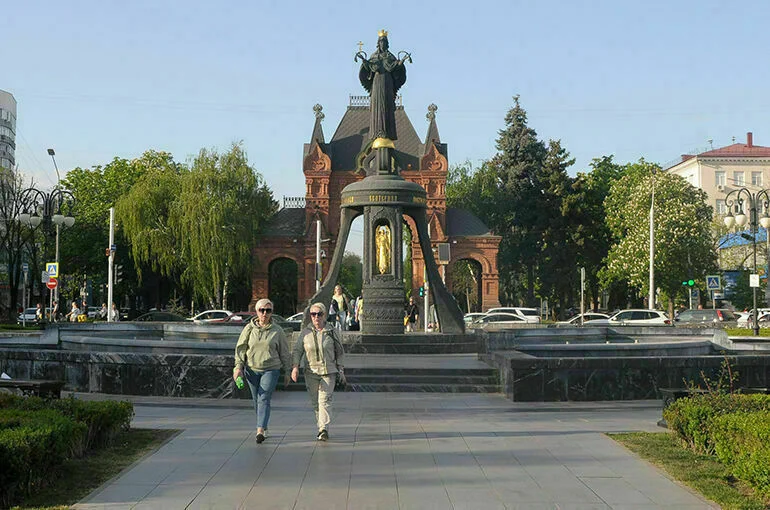 Памятник святой Екатерине в Краснодаре, а за ним – Триумфальная арка в честь визита в город Александра Третьего. 
