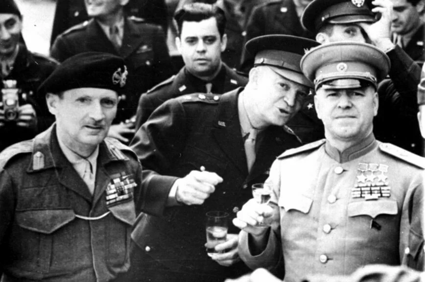 Фельдмаршал Великобритании сэр Бернард Л. Монтгомери (слева); Генерал США Дуайт Д. Эйзенхауэр (в центре); и маршал России Георгий К. Жуков (справа) тост за победу союзных войск во Франкфурте-на-Майне, Германия, 10 июня 1945 года. Жуков вручил драгоценный орден Победы Монтгомери и Эйзенхауэру. Ранее эту награду получали только российские командиры.