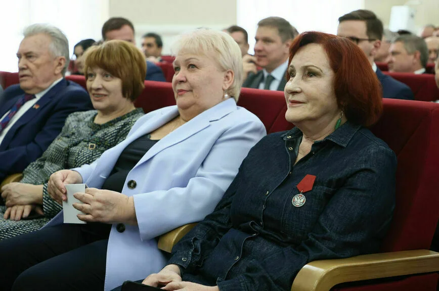 Председатели комитетов Людмила Магомедова (слева) и Вера Оськина поделились впечатлениями о работе в Заксобрании.