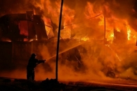 Два человека погибли при пожаре в частном доме в Тюмени