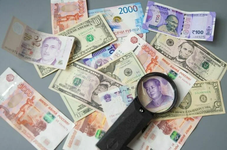 Обязательную продажу валютной выручки экспортеров продлили на год