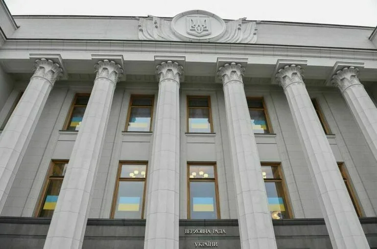 Зеленский внес в раду законопроект о продлении военного положения