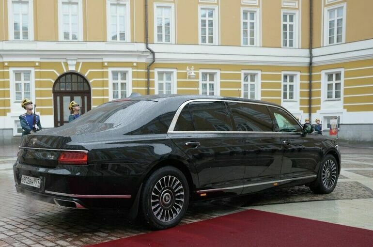 Путин выехал на инаугурацию на обновленном лимузине Aurus