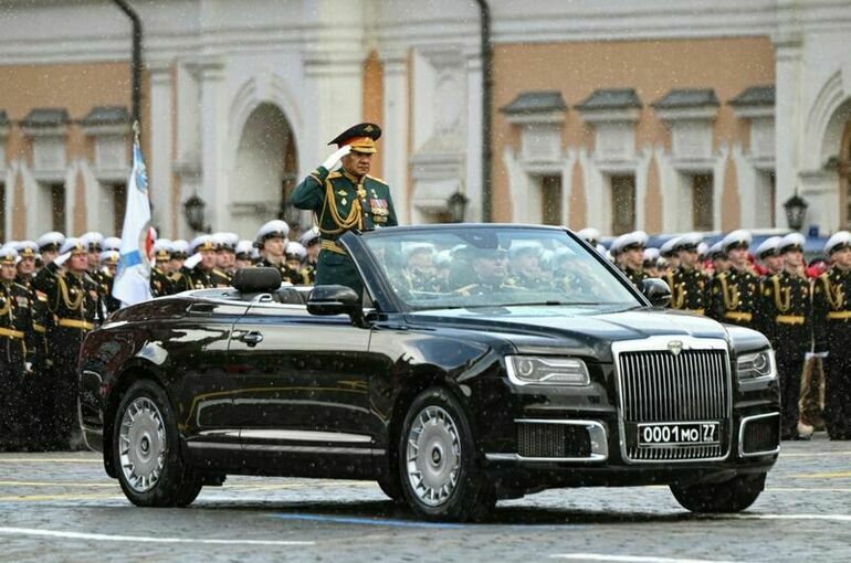 Шойгу принял доклад о готовности к параду Победы и объехал расчеты войск