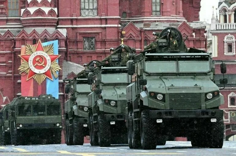 Новинки техники и небо в цветах триколора: как прошел парад Победы в Москве