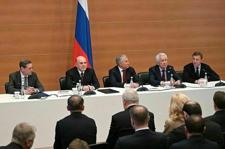 Александр Жуков, Михаил Мишустин, Вячеслав Володин, Владимир Васильев и Андрей Турчак. Встреча с фракцией 