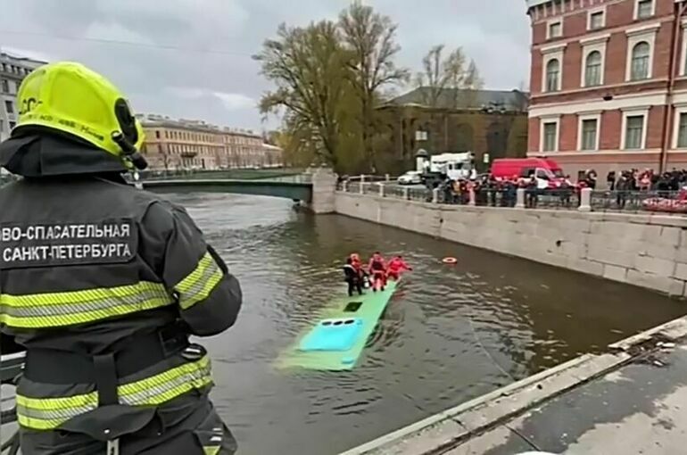В центре Петербурга автобус с людьми упал в реку и ушел под воду