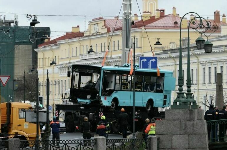 Три человека погибли при падении автобуса в реку Мойку в центре Петербурга