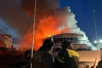 Пожар на теплоходе «Ломоносов» в Архангельске полностью потушен 