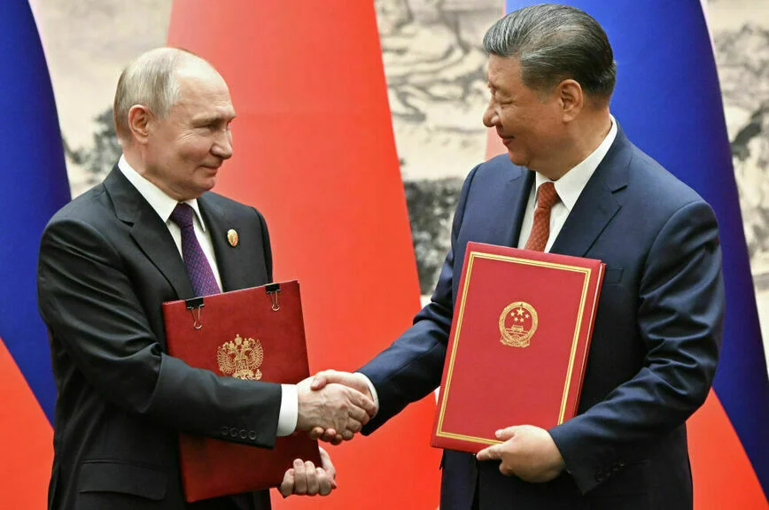 Владимир Путин и Си Цзиньпинь на церемонии подписания совместных документов в Доме народных собраний в Пекине.
