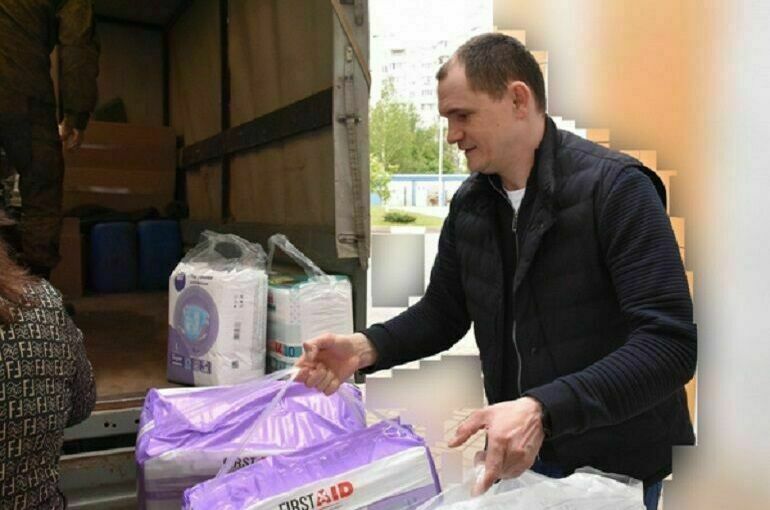Депутаты Белгородской облдумы передали гуманитарную помощь пострадавшим от обстрелов землякам