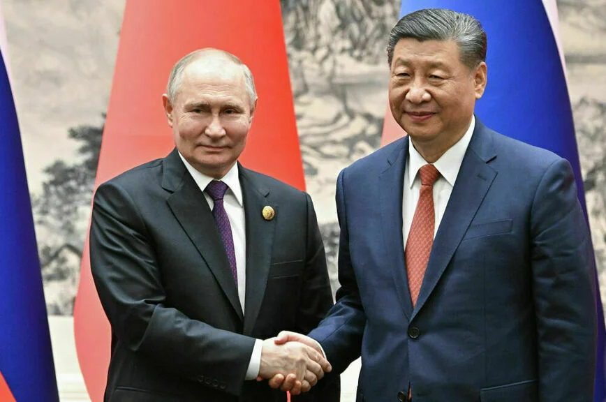 Владимир Путин и Си Цзиньпин во время совместного фотографирования в Доме народных собраний в Пекине.