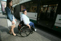Водителей и контролеров начнут штрафовать за высадку инвалидов из транспорта с 1 сентября