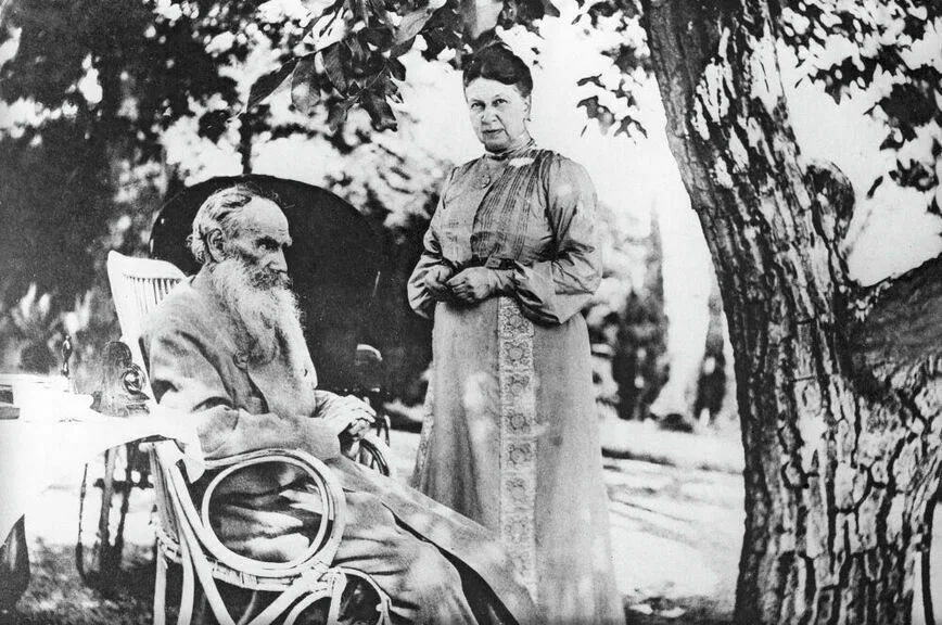 Писатель Лев Николаевич Толстой с женой Софьей. Гаспра. Крым. Фотография 1902 года из Музея-усадьбы Л.Н. Толстого 