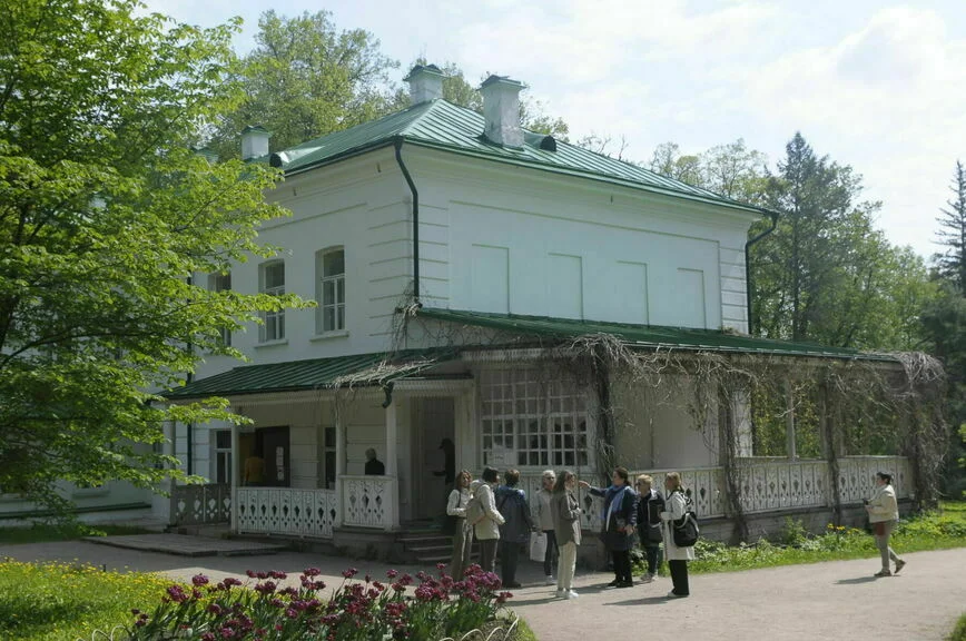Участники конференции у дома Льва Толстого в Ясной Поляне.