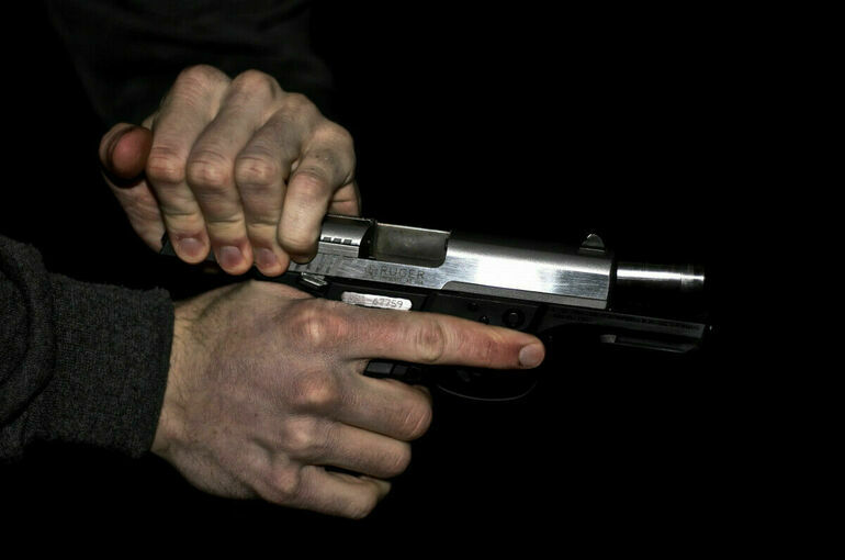 Мужчина открыл стрельбу по силовикам из своей квартиры в Петербурге