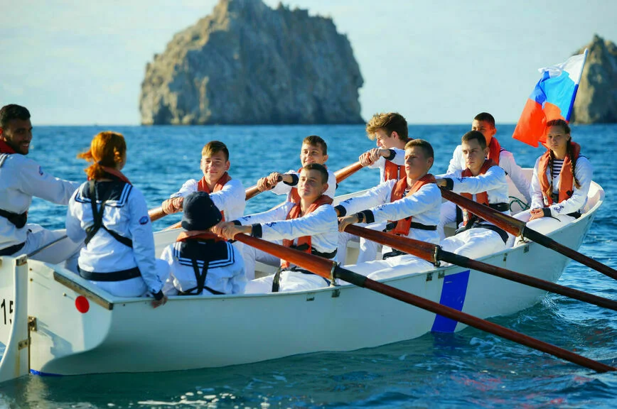 Морской отряд в море.