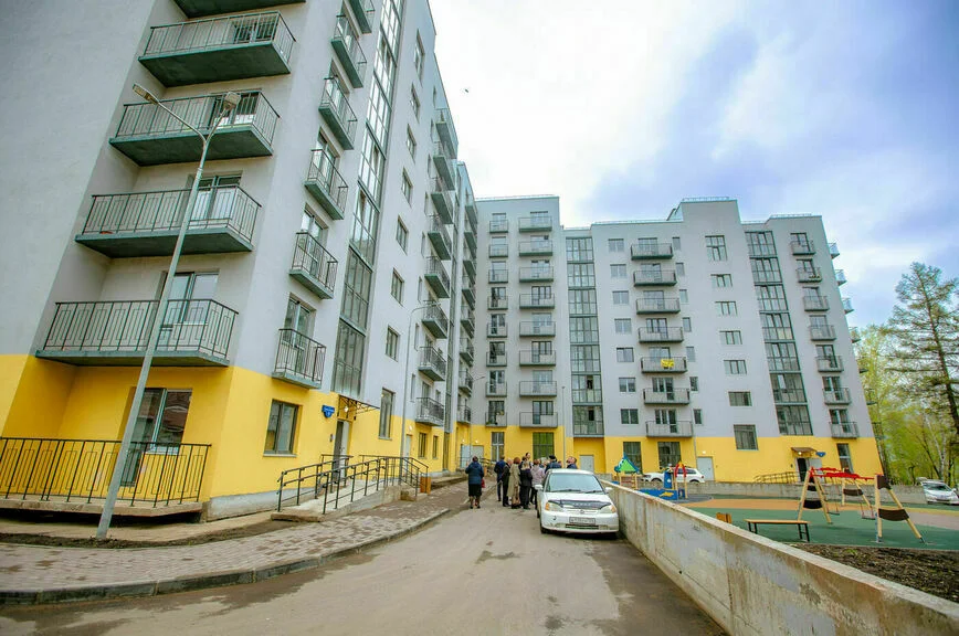 В Дивногорске накануне майских праздников 34 семьи получили ключи от квартир в многоэтажном кирпичном доме.